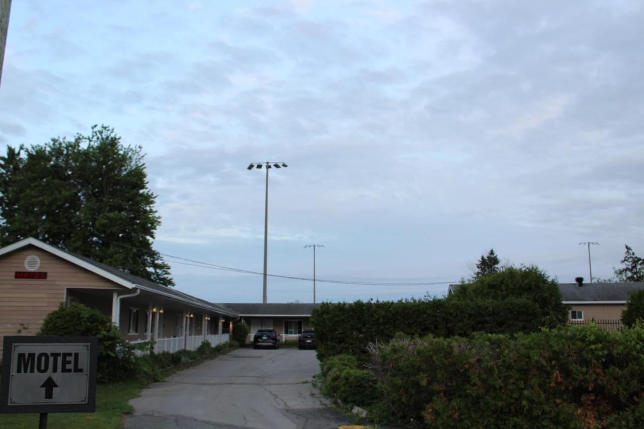 Hotel Le Marigot Vaudreuil-Dorion Esterno foto